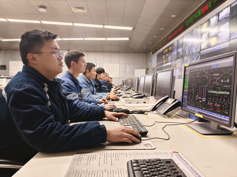 貴州金元茶園電廠內,指揮調度中心的監盤工作人員 何禹 攝 (2).jpg