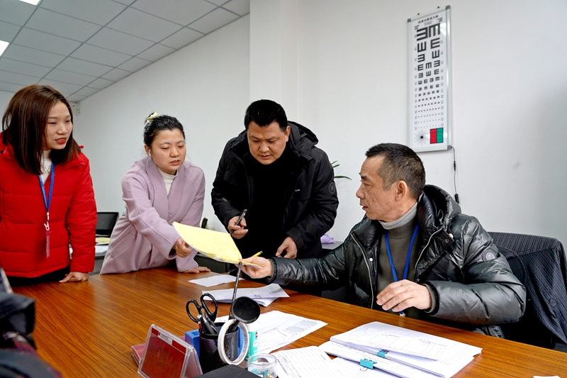 2025年2月7日,位于貴州省畢節市納雍縣工業園區的畢節市晶煌制衣有限公司招聘中心,應聘者在辦理入職手續。 楊 英 攝.jpg