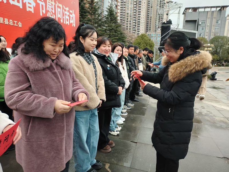 龍里“點(diǎn)對(duì)點(diǎn)”返崗服務(wù),送勞動(dòng)者外出就業(yè)。