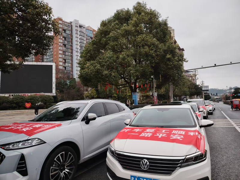 龍里“點(diǎn)對(duì)點(diǎn)”返崗服務(wù),送勞動(dòng)者外出就業(yè)。