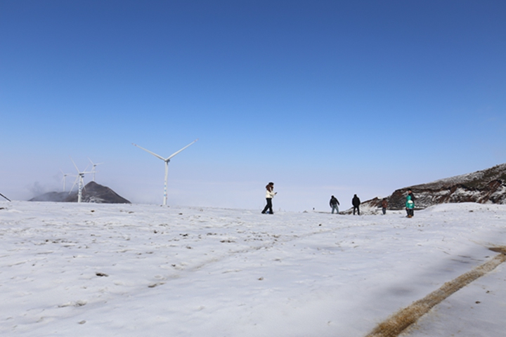 游客在韭菜坪景區(qū)游玩觀景。
