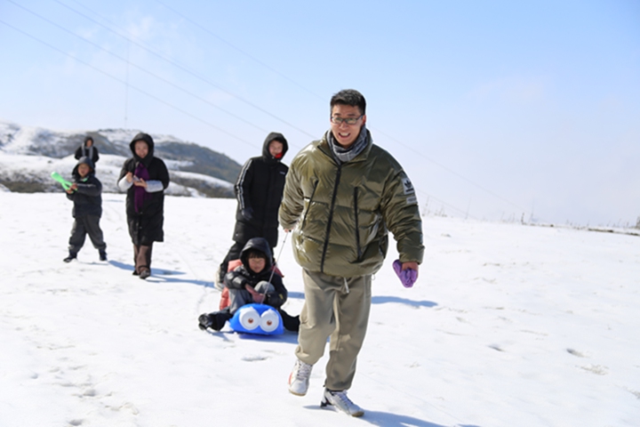 游客在韭菜坪景區游玩觀景。湯斌攝