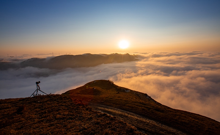 韭菜坪景區拍攝的日落云海景觀。
