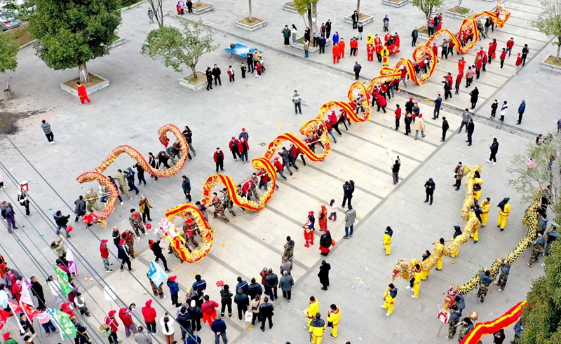 2月8日,貴州省遵義市播州區(qū)三岔鎮(zhèn)舞龍隊伍表演非遺舞龍技藝。李仁軍攝