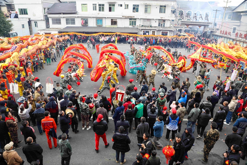 2月8日，貴州省遵義市播州區三岔鎮舉辦非遺舞龍活動。李仁軍攝