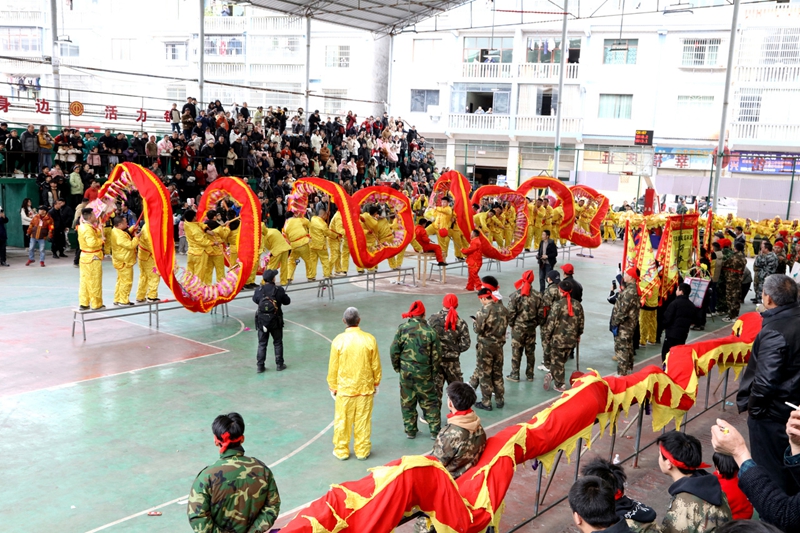 2月8日，貴州省遵義市播州區三岔鎮群眾表演板凳龍民俗技藝。李仁軍攝