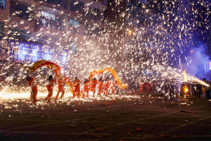 2月8日，舞龍隊伍在貴州省遵義市播州區三岔鎮鐵花中表演舞龍絕活。李仁軍攝