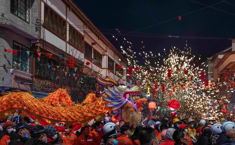 2月7日,貴州省遵義播州區石板鎮舉辦舞龍慶新春民俗活動。唐正攝