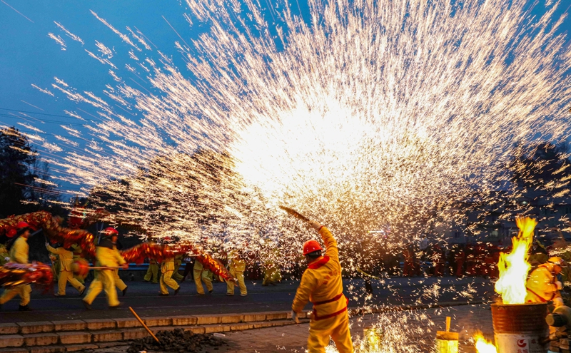 2月6日，遵義市播州區(qū)楓香鎮(zhèn)舞龍隊(duì)伍舞龍喜慶新春。李仁軍攝
