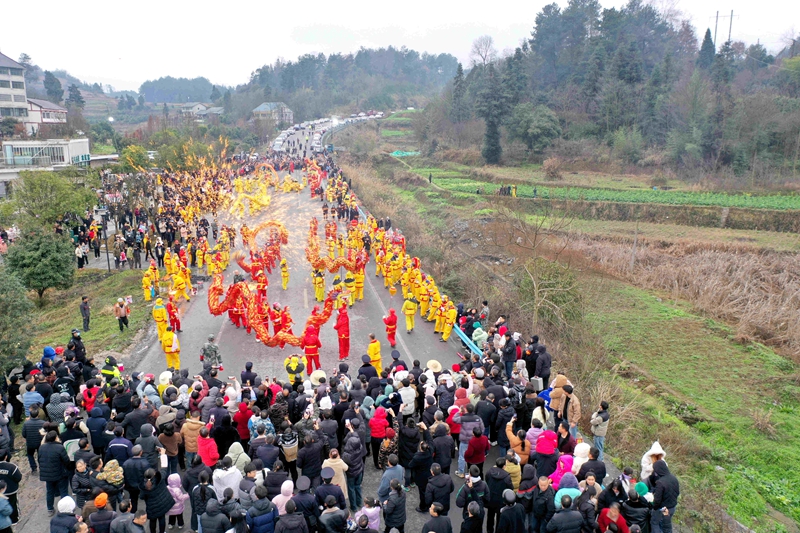 2月6日，遵義市播州區楓香鎮舞龍隊伍在集鎮鄉村舞龍、打鐵花。李仁軍攝