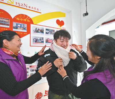 天津市河北區望海樓街道昆云里社區依托工會驛站，組織志愿者為新就業群體編織圍巾。