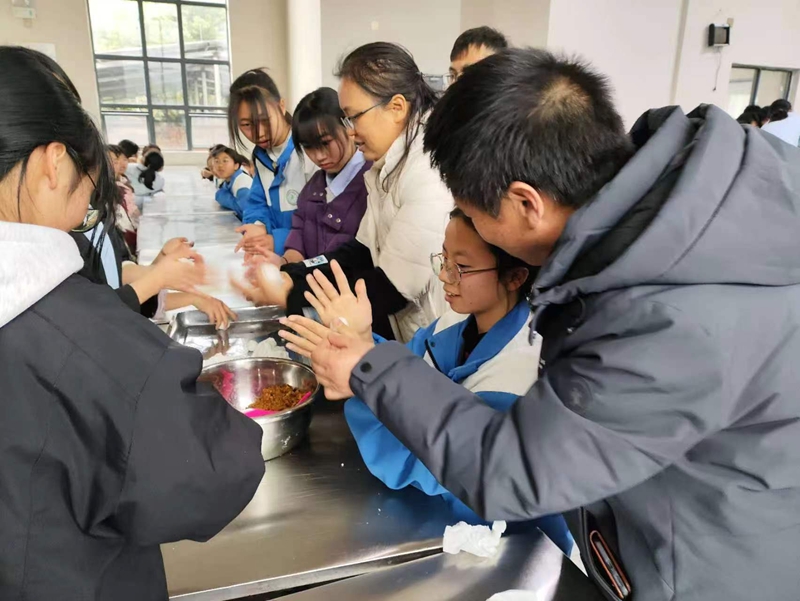 3 圖為開展元宵節活動現場.jpg