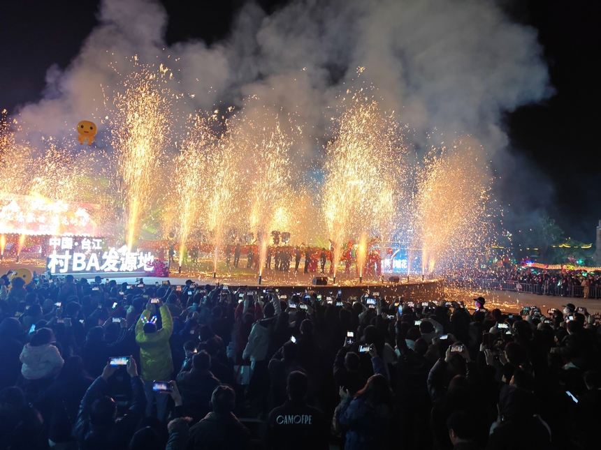 臺(tái)江縣2025年“苗族舞龍噓花”非遺大典現(xiàn)場(chǎng)。龍軍攝