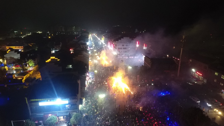 火龍穿梭街道。