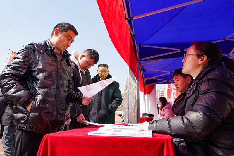 2月13日，威寧自治縣“春暖烏蒙”暨東西部協作專場招聘會現場，求職者在和用人企業工作人員溝通。（趙慶能 攝）.JPG