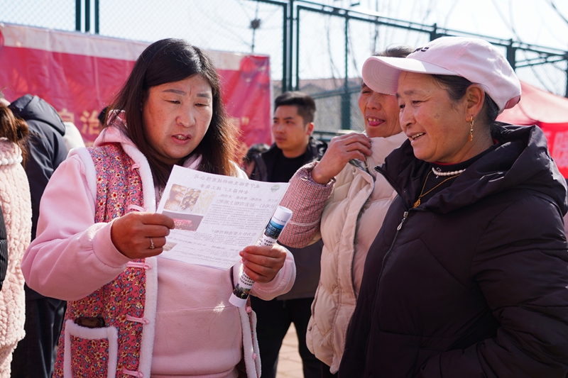 2月13日，威寧自治縣“春暖烏蒙”暨東西部協作專場招聘會現場，求職者在討論企業情況。（趙慶能 攝）.JPG