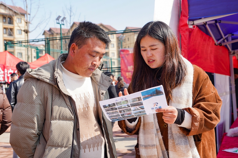 2月13日，威寧自治縣“春暖烏蒙”暨東西部協作專場招聘會現場，用人企業工作人員在向求職人員介紹企業情況。（趙慶能 攝）.JPG