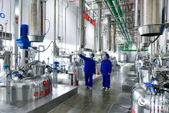 配方顆粒智能車間,中藥可實(shí)現(xiàn)自動(dòng)化高效提取。人民網(wǎng) 程明輝攝