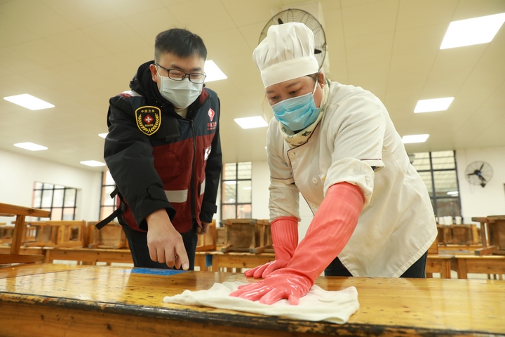 劍河縣疾控中心工作人員正在指導學校工作人員進行消殺。（潘文 攝） (1).JPG