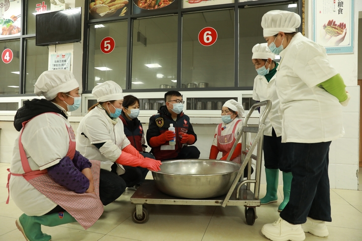 劍河縣疾控中心工作人員正在指導學校工作人員進行消殺。（潘文 攝） (2).JPG