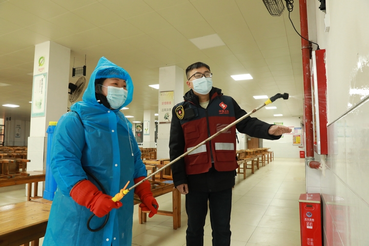 劍河縣疾控中心工作人員正在指導學校工作人員進行消殺。（潘文 攝）.JPG