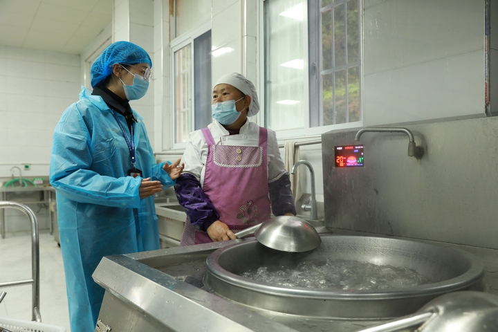 劍河縣市場監督管理局工作人員正在檢查食堂。 (潘文 攝)  (2).JPG