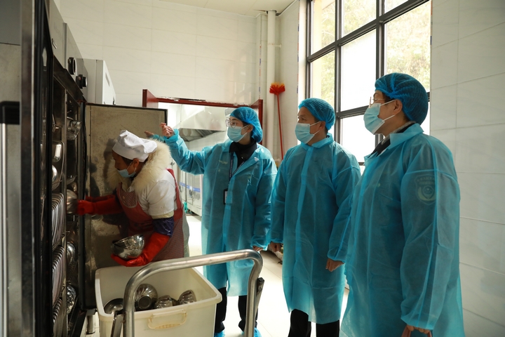 劍河縣市場監督管理局工作人員正在檢查食堂。 (潘文 攝).JPG