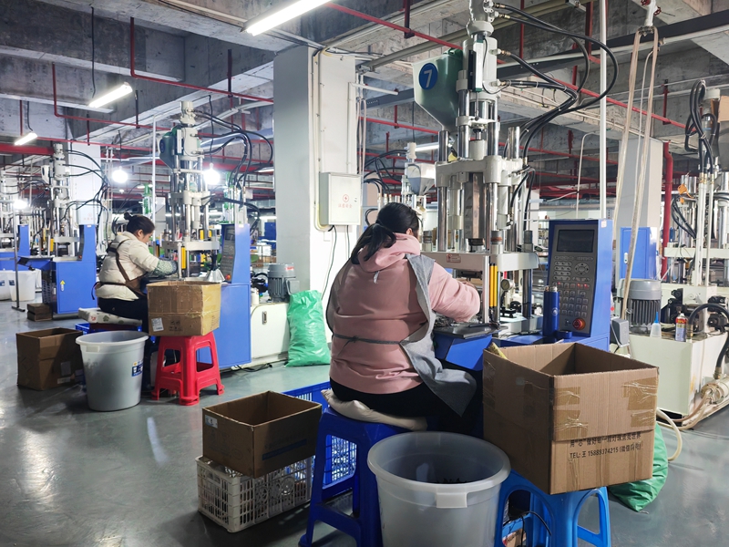 銅仁萬山:企業復工“干勁足” 奮戰首季“開門紅” (3).jpg