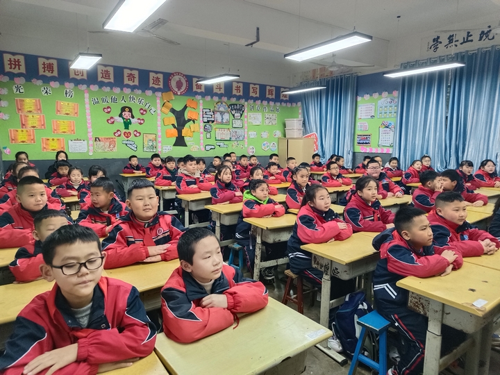 鎮(zhèn)遠(yuǎn)各學(xué)校積極開展“開學(xué)第一課”活動(dòng) (4).jpg