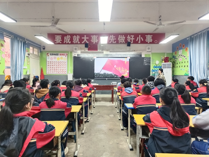 鎮(zhèn)遠(yuǎn)各學(xué)校積極開展“開學(xué)第一課”活動(dòng) (1).jpg