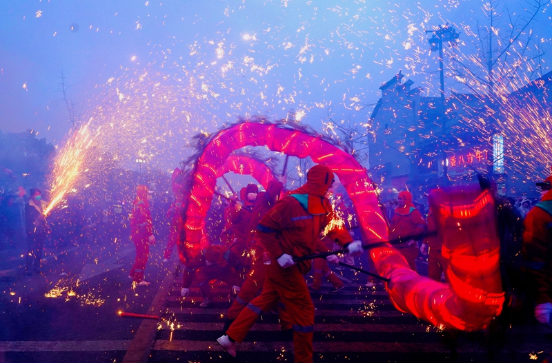 1 圖為火龍鬧元宵。.jpg