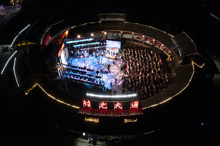 3 圖為《我要村晚》航拍突。  田東 攝