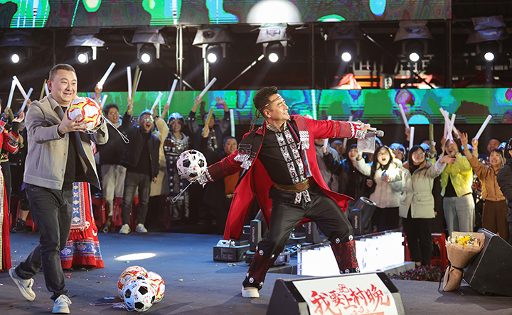 7 圖為主持人與觀眾互動(dòng)，現(xiàn)場送務(wù)川生產(chǎn)的足球。 圖片由務(wù)川融媒體中心提供