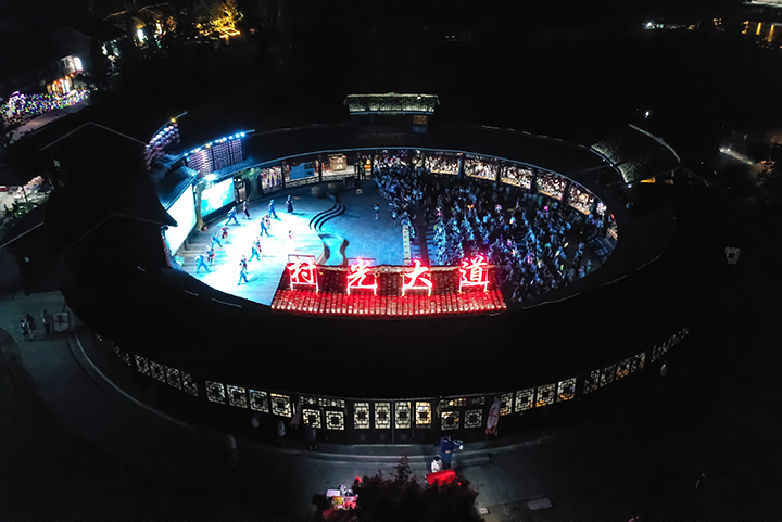 6 圖為務(wù)川自治縣“村光大道”直播現(xiàn)場(無人機(jī)照片)。徐飛  攝