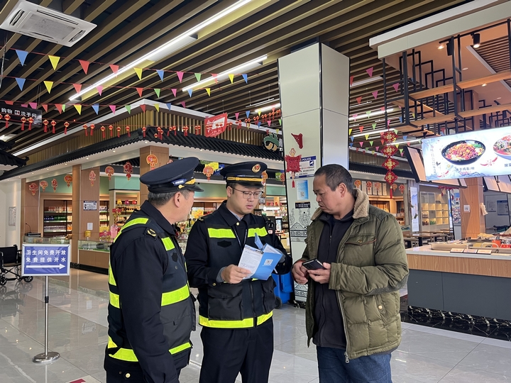 2025年2月24日 S36玉盤高速施秉服務(wù)區(qū)下行 執(zhí)法人員向貨車司機宣傳《條例》 七支隊五大隊(楊杰) (1).jpg