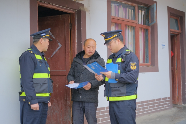 2025年2月24日 施秉縣城關(guān)鎮(zhèn)新紅村 執(zhí)法人員向貨車司機宣傳《條例》 七支隊五大隊（楊杰） (1).JPG