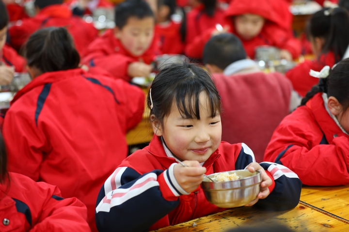 劍河縣城關第五小學學生正在吃午餐。（楊菊梅攝） (3).JPG