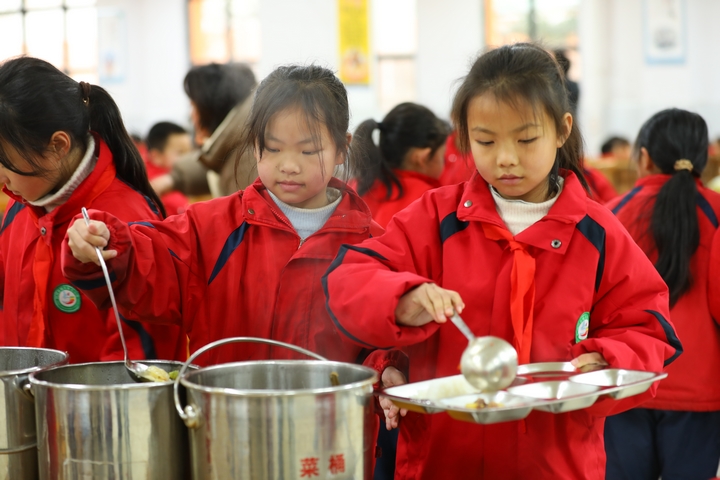 劍河縣城關第五小學學生在排隊取餐。（楊菊梅攝）.JPG