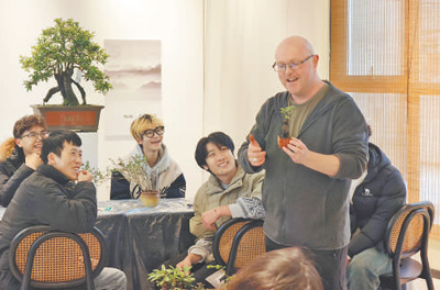 白熊(右一)正在上盆景課。