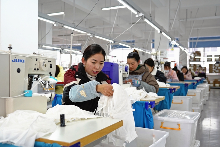 2025年2月25日,位于貴州省畢節市納雍縣工業園區的貴州博澤服裝有限公司生產車間,工人在趕訂單。 楊 英 攝.jpg