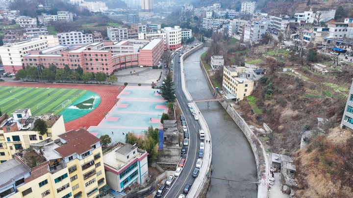 新鋪設的碧水蘭亭至二中路段。陳春志  攝.jpg