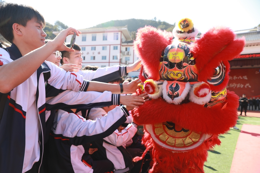 廣東佛山舞獅團隊正在為學生們表演。潘文攝