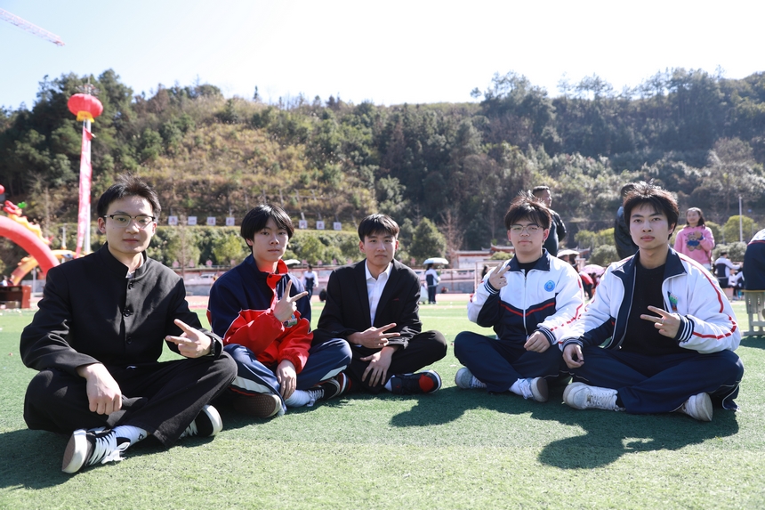 學生們在與親人、朋友合影留念。潘文攝