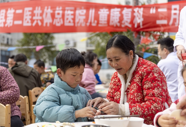 2025年2月28日,貴州省黔東南苗族侗族自治州施秉縣第二醫(yī)共體總醫(yī)院兒童康復科,家長在指導孩子包餃子。(磨桂賓 攝).jpg