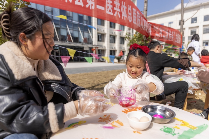 2025年2月28日,貴州省黔東南苗族侗族自治州施秉縣第二醫(yī)共體總醫(yī)院兒童康復科,家長在指導孩子染紅蛋。(磨桂賓 攝) (2).jpg