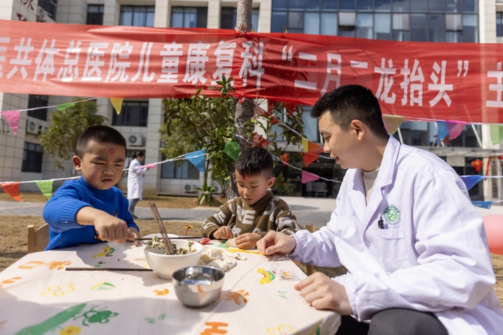 2025年2月28日,貴州省黔東南苗族侗族自治州施秉縣第二醫(yī)共體總醫(yī)院兒童康復科康復師在指導孩子包餃子。(磨桂賓 攝).jpg