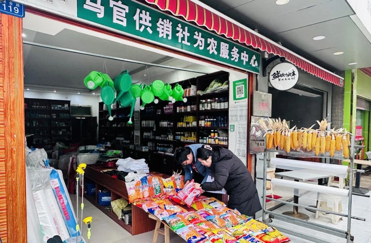 圖為對農資安全進行檢查。