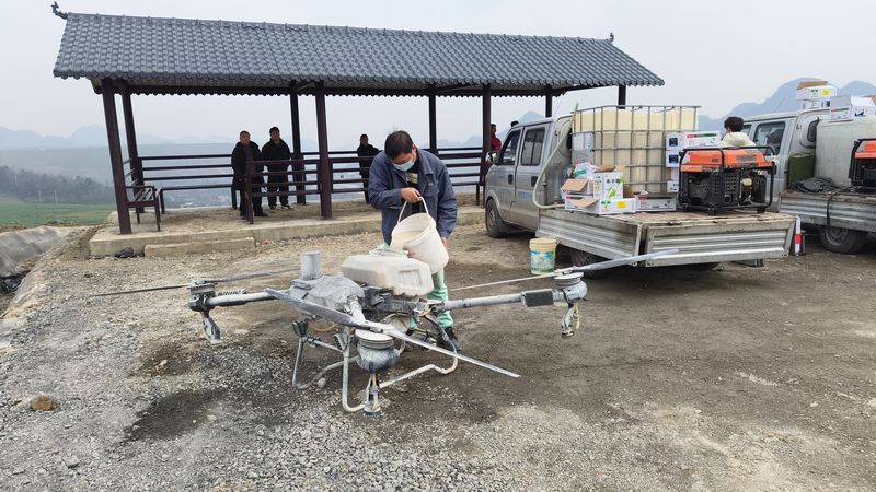 工作人員正在為無人機(jī)噴灑作業(yè)做準(zhǔn)備工作。蔡昀攝