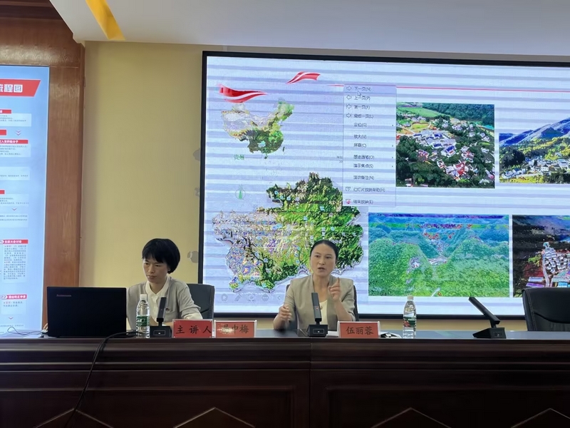 市級重點宣講隊伍(易中梅、伍麗蓉)到西秀高中宣講。