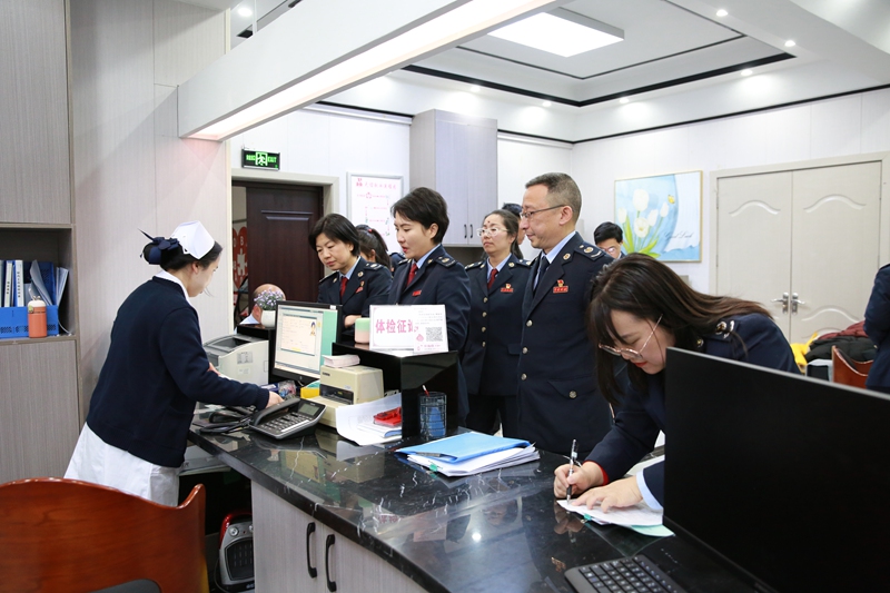 黔東南州稅務(wù)局干部爭(zhēng)相報(bào)名獻(xiàn)血現(xiàn)場(chǎng)。